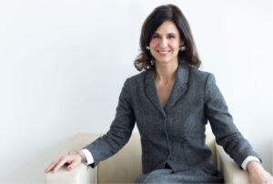 Monika Bánhidi in einem grauen Kostüm in einem Sessel in ihrer Praxis im Elisabethen Krankenhaus in Frankfurt a.M. –